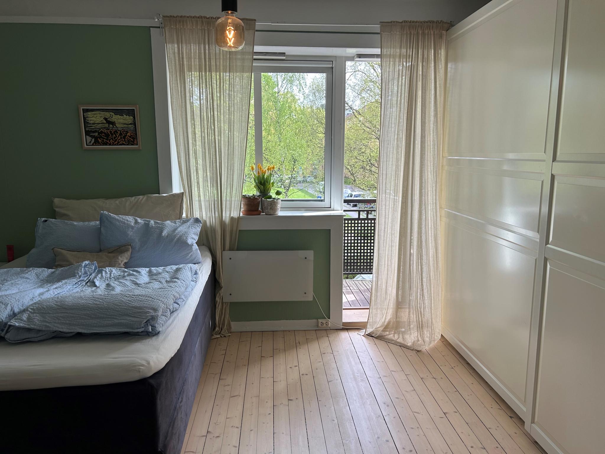Lyst og fint på soverommet. 